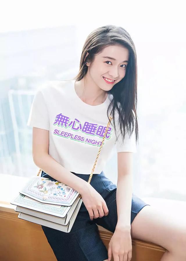 张雪迎有点恶趣味了，穿着“口袋裤”就出门，化妆品都藏裤兜了？