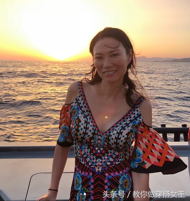 邓文迪大胆晒素颜，无惧皱纹，大家却关注她这身材，果然很有料！