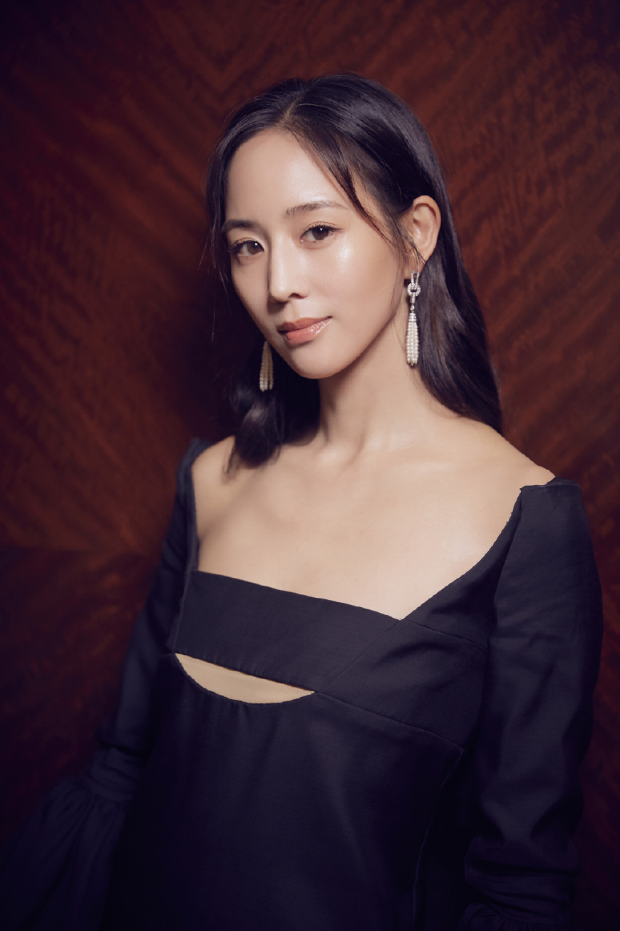 张钧甯胆真大！胸前只用一块布遮着，网友：你确定不会走光吗？