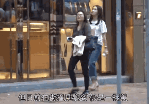 46岁黎姿宛如20岁少女，皮肤白皙紧致没有皱纹，走路霸气超有范