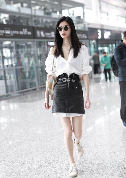 奚梦瑶为了性感太拼，竟用两条铁链当肩带，这真是最Low的时尚！