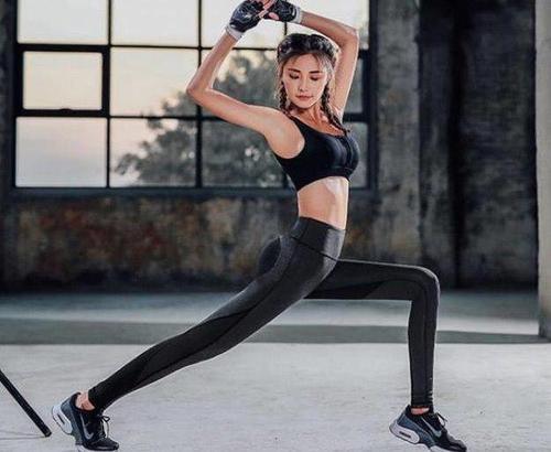 时尚又柔美的打底裤小姐姐展露独特魅力，勾勒出迷人有致的曲线！