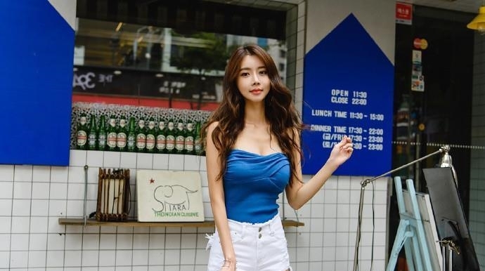 【美女】美女街拍:热裤小姐姐,展现出窈窕的身姿,时尚又亮眼!