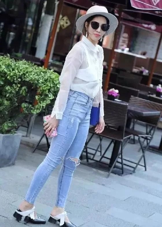 靓丽气质小姐姐，白色透视衬衫美搭淡蓝色高腰紧身牛仔裤，尽显朦