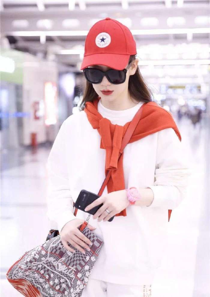 女星粉小猪佩奇: 热巴高冷霸气, 杨幂清新少女,