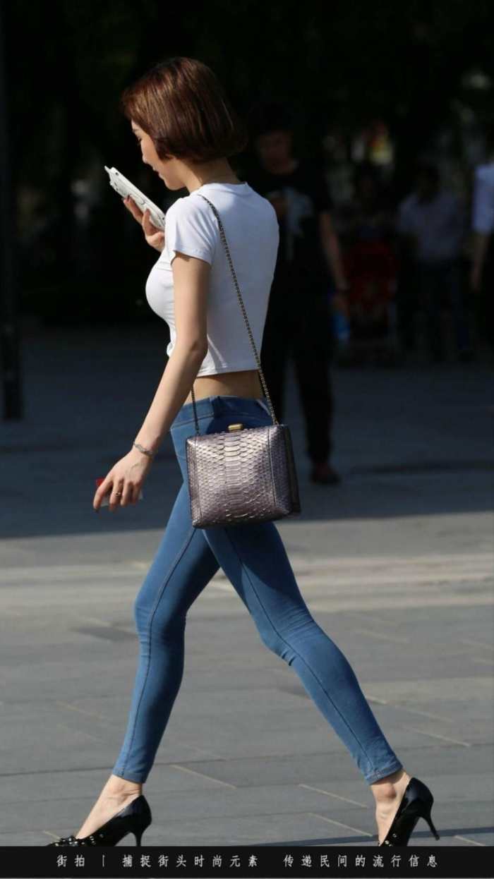 街拍：这紧身裤美女，男人看了也腰疼