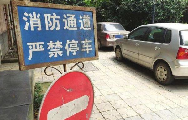 『白色小车』车都被掀翻了，保险公司理赔吗？