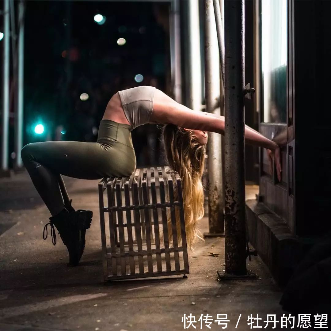 手支撑地面■十分惹人怜爱，身材好的像仙女，28岁代斯面容姣好