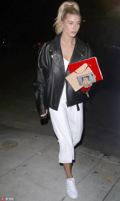 比伯的新女友让人嫉妒，看完她的衣品我闭嘴了