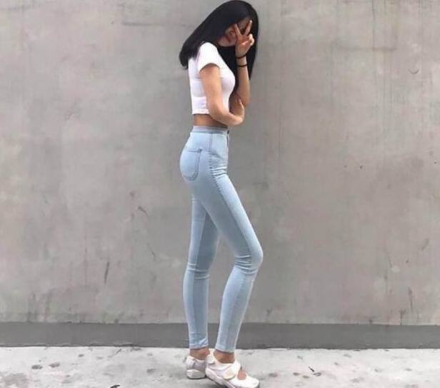 苗条好看的牛仔裤小姐姐，勾勒出婀娜身姿，增添女神气质！