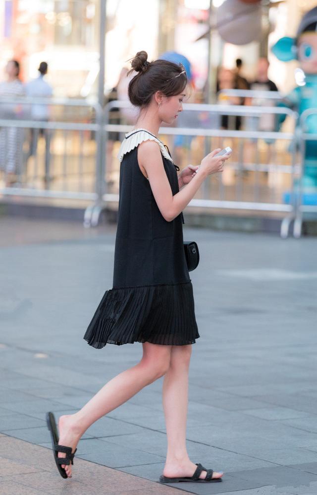 街拍：美女纯真娇美貌若天仙，女人味十足！