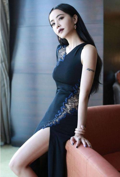 看了王珞丹的高开叉裙，蔡依林的已经不算什么，网友：不忍直视