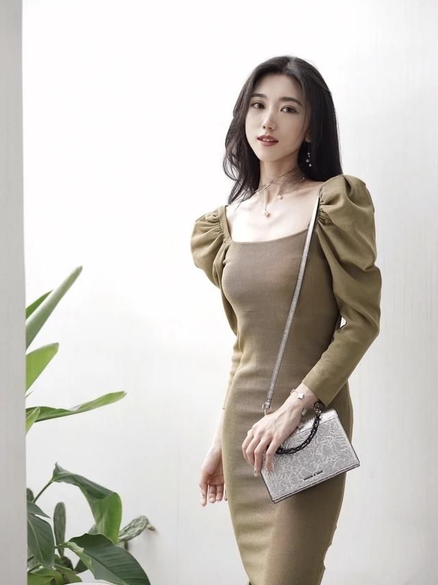  『气质』听说初夏流行“豆沙绿”，要想生活过得去，就要添加一点“绿”