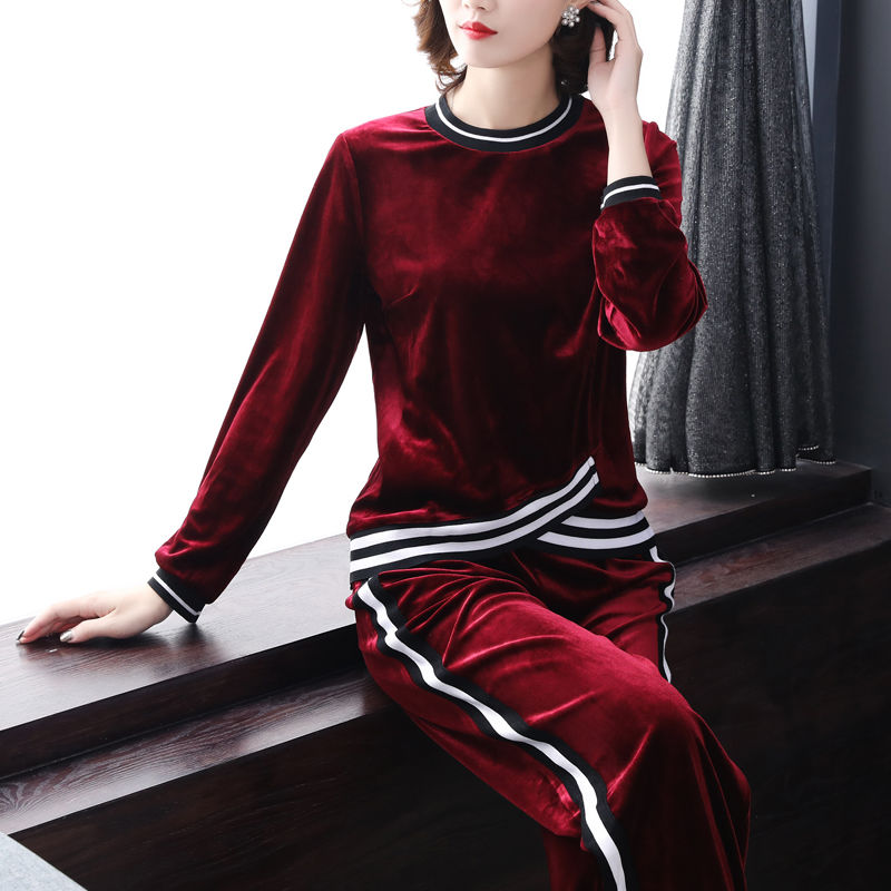 穿腻了裙子，试试这些金丝绒套装，秋天出去玩，轻便温暖又美丽