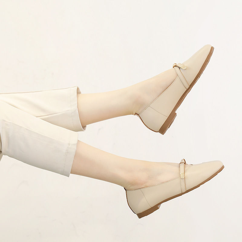 秋季到了!鞋别穿的太花，瞅瞅下面女人这么穿，一个比一个高贵