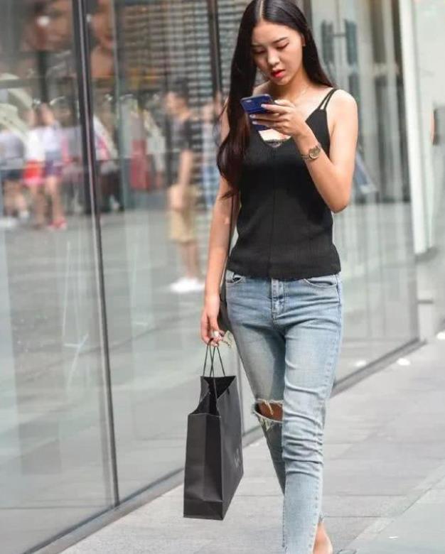 #风采#街拍:倾城倾国的美女,一件黑色背心配浅色短裙,优雅气质风采