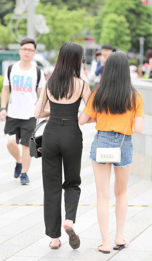 时尚御姐穿紧身裤裹出丰腴肉感的臀线，勒痕明显很有风情