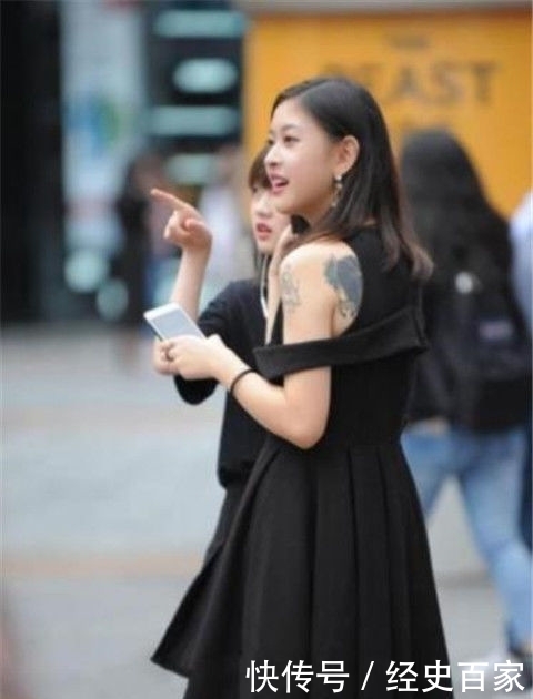  时髦：街拍：时尚时髦的长发美女，黑色上衣搭配牛仔短裤，简单又时尚