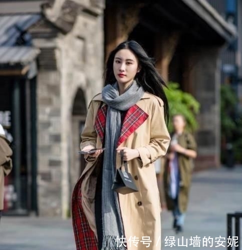 「长相」街拍:小美女靓丽的穿搭,休闲时尚,长相精致甜美可人