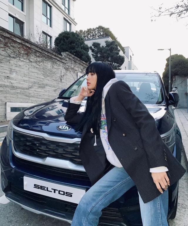  [看起来]人间芭比Lisa的露肤穿搭，细腰长腿完美展现，性感迷人超吸睛