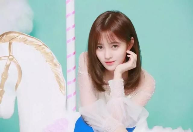 鞠婧祎短裤提得太高，安全裤都露出来了，网友：逼着人看？