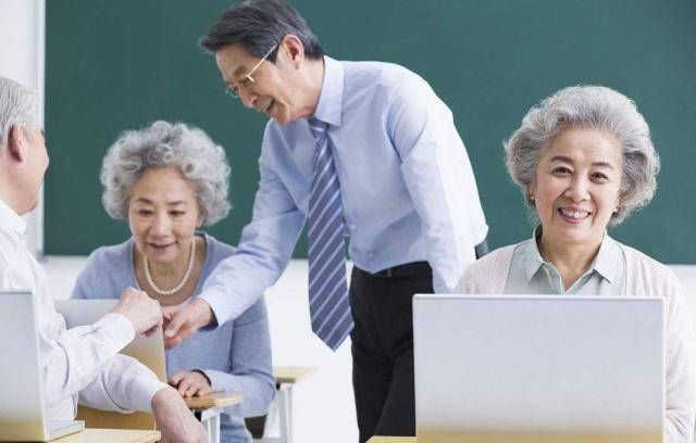  #职中小学#教育部严禁在职教师有偿补课，对象包不包括民办教师和退休教师？