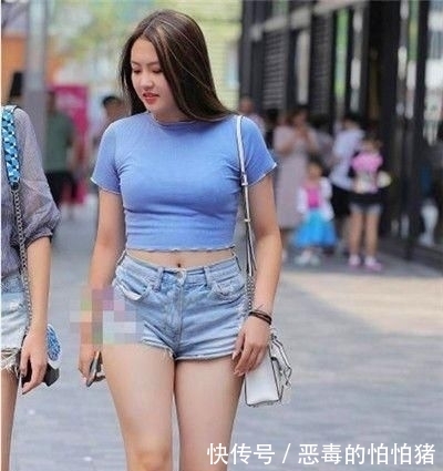  连衣裙■街拍：美女戴一副时髦的太阳镜，身穿拼色连衣裙，充满着帅气