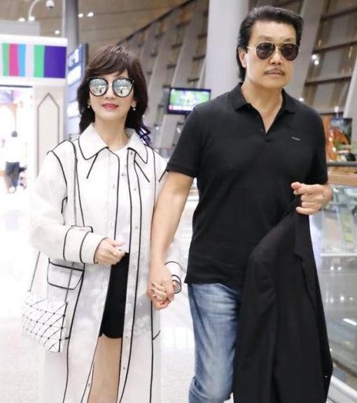 63岁赵雅芝太时尚，脚踩“两根银针”现身机场，厉害了我的老太太