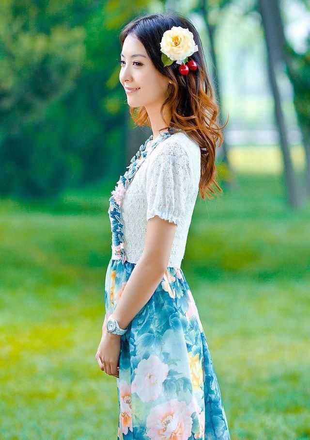 高跟鞋与连衣裙的搭配，让人羡慕