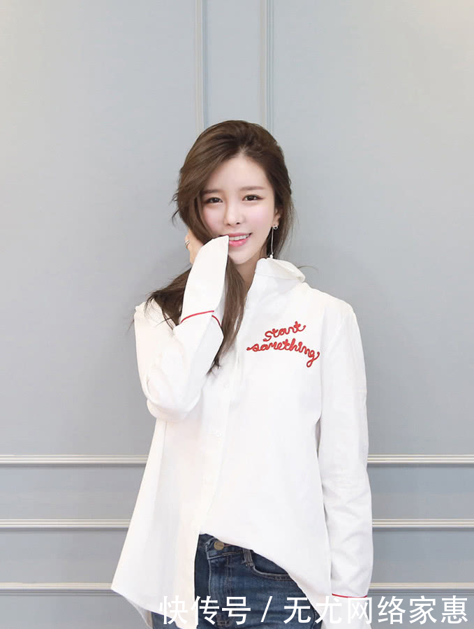  「气质」气质的牛仔裤穿搭，搭配白色休闲衬衫，学姐显得很甜美