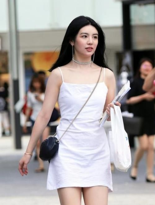  「吊带」街拍：般般入画的小姐姐，一件白色的吊带连衣裙，时尚气质迷人