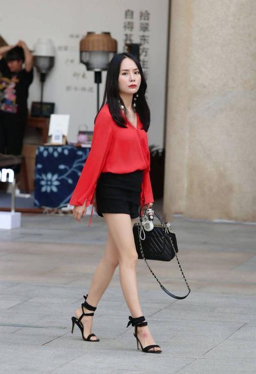 街拍：一个女人，一旦踏上一双高跟鞋，她眼里的世界就不一样了