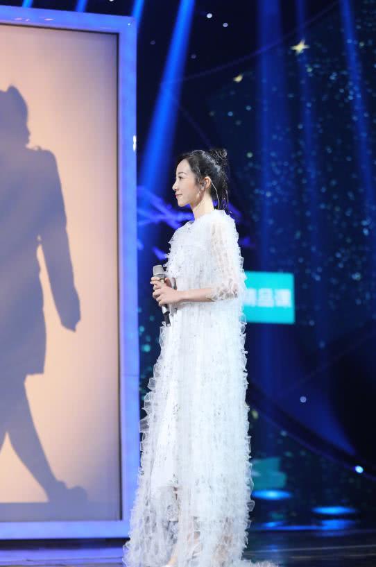 韩雪太拼了，竟全身挂满塑料袋，搭配起来竟意外地好看！