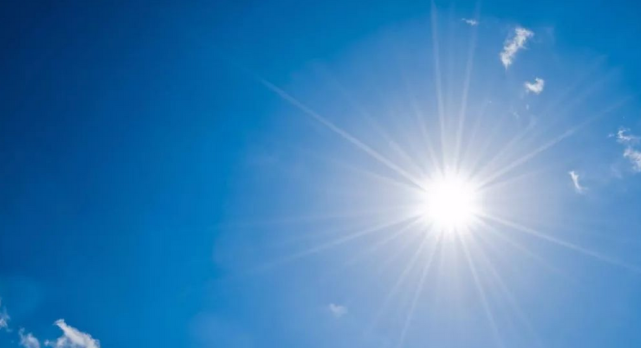 地球“发烧”63度，红绿灯融化汽车被阳光点燃，专家：并非巧合