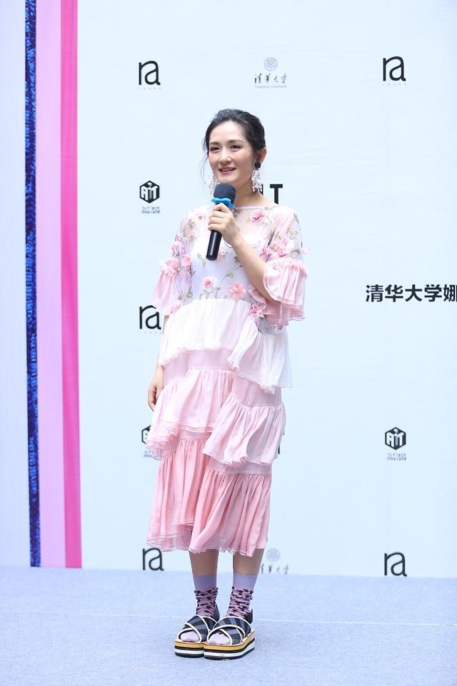 谢娜穿粉裙仙气十足, 鞋子穿不对, 变“跑偏版花仙子”!