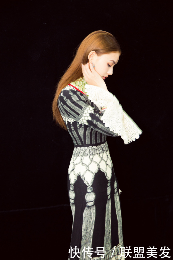 林允裙子穿的太短了，难怪要一直用手挡着，网友：看着都尴尬！