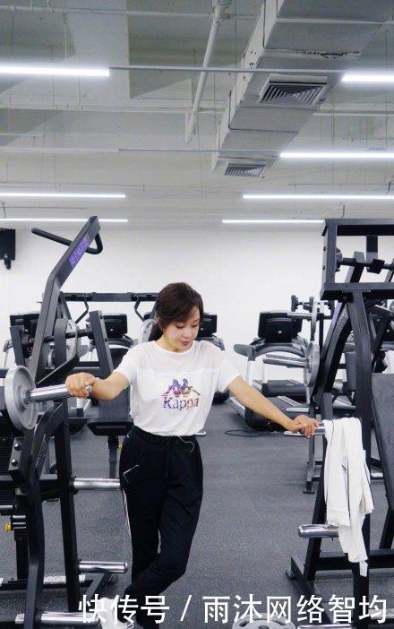  【健身房】刘晓庆近照曝光，健身房练出黄金比例，65岁活得像三十出头一样