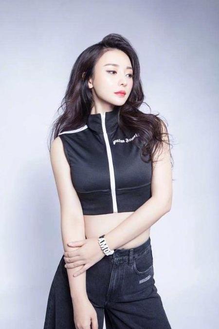 柳岩最新近照，T恤搭破洞裤难掩好身材，藏住事业线却藏不住曲线