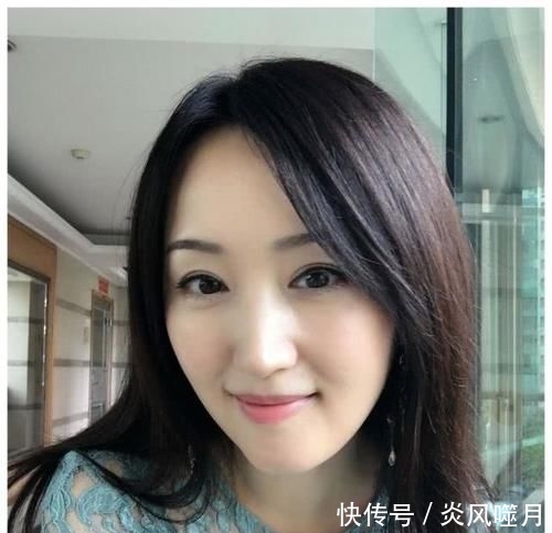  『惊讶』48岁杨钰莹现身机场，素颜的她，容颜让人惊讶