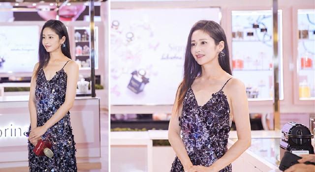 颖儿钟楚曦撞衫，穿同款吊带亮片裙，一个小家碧玉一个却大气成熟