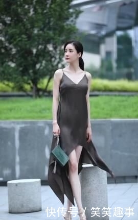  「让小姐姐」修身背心搭配牛仔裤，时尚又奢华，彰显女人的独特魅力！