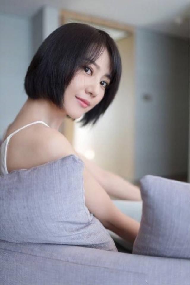 39岁高圆圆剪短发后和其他众女神同框,其中的差距一目了然!