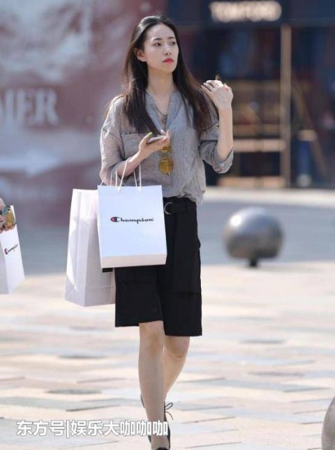 美女■街拍:秀色可餐的美女,一件白色背心配浅色短裤,青春活力气息