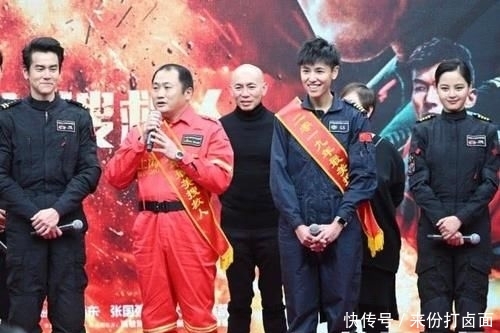 [ 奢侈]大胆穿52600报纸吊带裙显超模身材，心疼蓝盈莹，辛芷蕾发福更“奢侈”