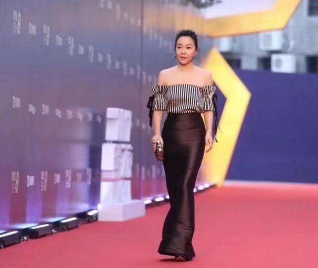 47岁闫妮厉害呀!穿了件别人不敢穿的吊带裙，网友:开挂般的时尚