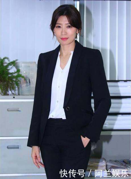 贾静雯简直了! 裙子短到尽头还穿, 坐下来只能靠矿泉水瓶遮挡!