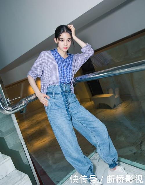 欧阳娜娜长腿逆天，超短裤直接穿成倒三角，露出大腿根神秘又性感