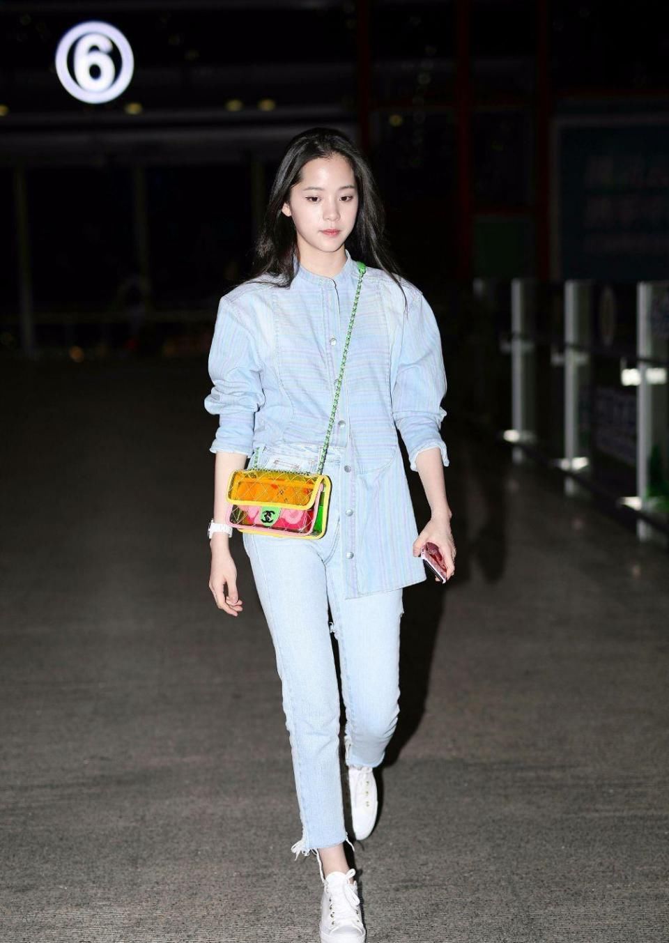 虽然说欧阳娜娜没有演技，但人长的年轻又会穿衣就够了!