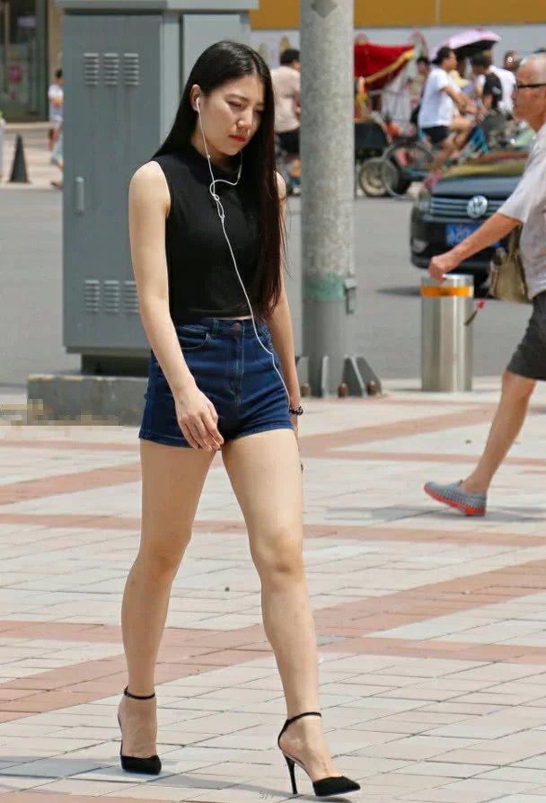 小姐姐紧身衣包裹浑圆饱满的曲线，曼妙的身材很迷人