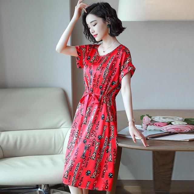 婆婆来我家,我一下子看呆了,身上穿的这冷淡裙真好看,洋气美嫩